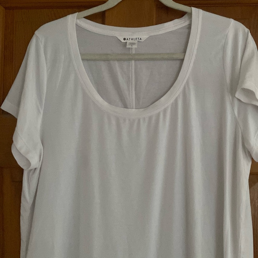Athleta short sleeve t shirt.